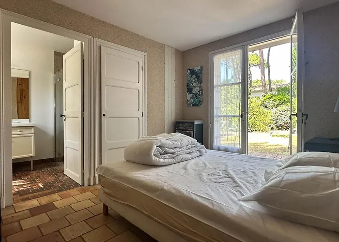 Charentaise Avec Piscine Pour 12 Dans Parc Résidentiel - Fr-1-705-89 * Les Mathes