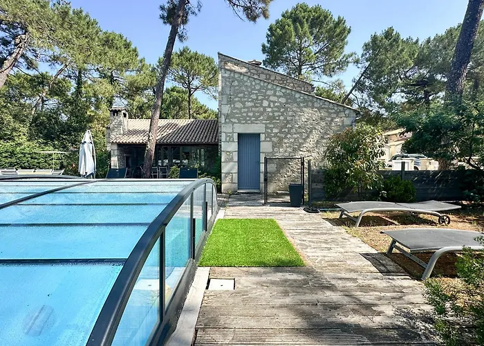 Charentaise Avec Piscine Pour 12 Dans Parc Résidentiel - Fr-1-705-89 Villa *